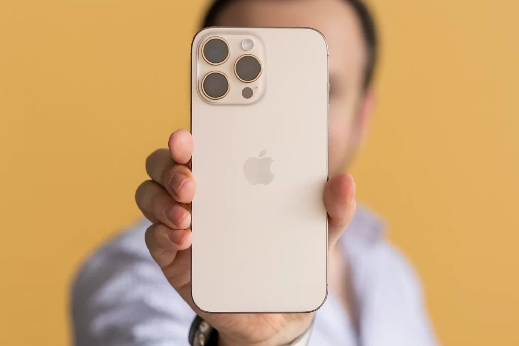 iphone 16 pro max en Titanio Desierto