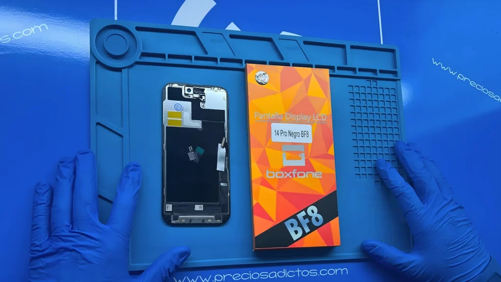 Caja de pantalla BF8 de Boxfone sobre mesa de trabajo, con el logotipo BF8 visible y fondo neutro.