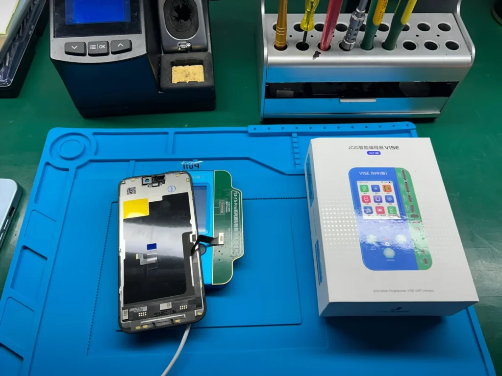 Programador JCID leyendo datos True Tone de pantalla original iPhone