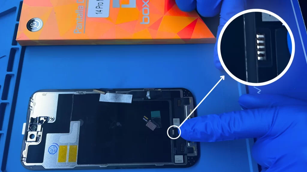 Detalle macro del flex de una pantalla BF8 mostrando la zona del IC original preparada para trasplante.