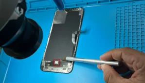 IC táctil soldado en pantalla nueva iPhone — resultado del trasplante visto bajo microscopio