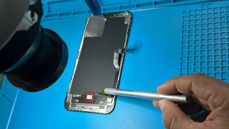 IC táctil soldado en pantalla nueva iPhone — resultado del trasplante visto bajo microscopio