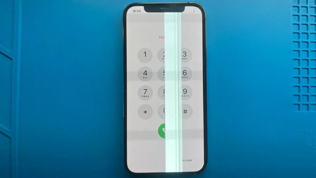 iPhone con cristal intacto pero pantalla con manchas oscuras por daño interno en el panel LCD